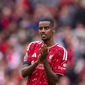 Moment revoltător pe Anfield   FOTO.  Un adult a furat tricoul oferit de  Alexander Isak  unui copil. Incidentul s-a viralizat: „Penibil!”