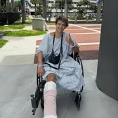 A rămas fără picior la Survivor  Vrea 100 de milioane de dolari după  accidentul șocant din Dominicană!  A dat în judecată firma controversatului  patron din Premier League