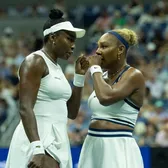 Înfrângere dureroasă   Venus și Serena Williams, eliminate  în primul tur la US Open, după un thriller de 3 ore!  Au avut 5-0 în decisiv