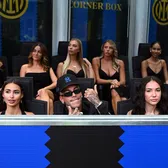 Moment bizar la Inter - Napoli   VIDEO.  Un rapper faimos a fost însoțit de  zece femei  la meciul lui Cristi Chivu