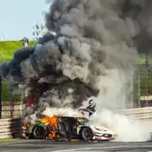 Salvat dintr-un Ferrari în flăcări   VIDEO:  Un pilot britanic,  scos din monopost de rivalul care și-a abandonat propria mașină  și a intervenit