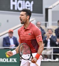 Greu de învins  Djokovic, victorie în 5 seturi la  Roland Garros