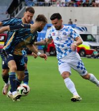 Au dat maxim  Rijeka - Corvinul 1-0 . Hunedorenii „coboară” în turul 3 din Conference + Sergiu Buș a ratat un penalty în minutul 76