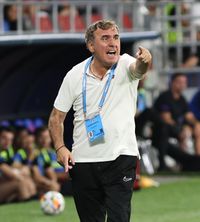 Supărarea lui Gică  Hagi sugerează că e  victima arbitrajului  » Critici și pentru jucători după eșecul cu FCSB