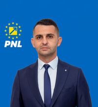 Arbitru PNL la derby   Rapid - Dinamo , condus de Iulian Călin, membru PNL, partid în sediul căruia Șucu a fost în primăvară