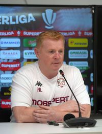 „Ăla care vorbește tot  timpul?”  Neil Lennon, săgeți către  Șumudică : „E total neprofesionist”