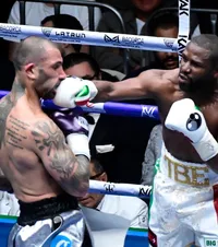 S-a vrut show, a ieșit circ   Mayweather  l-a învins pe John Gotti lll, dar s-a ales cu critici după ce a gonit arbitrul din ring