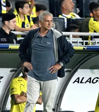 Mourinho, protest nemaivăzut  Tehnicianul portughez  a vrut să-l ridiculizeze pe arbitru!  A văzut imediat „galben”