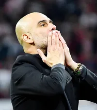 Guardiola, rugat de fani să nu plece  Cum a reacționat antrenorul la  bannerul în catalană  afișat de suporterii lui Manchester City