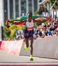 Record mondial la Chicago  Atleta kenyană Ruth Chepngetich,  prima femeie din istorie  care încheie un maraton în sub 2 ore și 10 minute