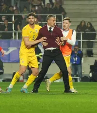 PANCU, GESTURI ȘOCANTE Selecționerul României U21, eliminat după ce  a sărit la arbitru , pe teren! Ținut cu greu de jucători