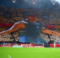 Gladiator în Arenă Galeria dinamovistă, scenografie impresionantă cu Russell Crowe la  Derby de România ! Cum au răspuns rivalii de la FCSB