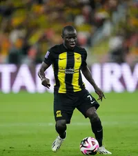 Kante, gest de bun simț  Jucătorul francez a fost surprins în timp ce  aduna sacii de plastic  aruncați de suporteri pe teren, în meciul cu Al Ahli, 1-0