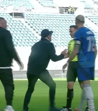 Scene incredibile   Adrian Mititelu  a intrat pe teren și a vrut să oprească FC U Craiova - Ceahlăul: „Nemernicule! Tu să ieși, tu!”