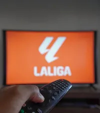 Pirații TV, prinși în plasă S-a închis cel mai  mare site-pirat din Spania. Și Anglia pedepsește streamingul ilegal cu închisoarea,  inclusiv pentru cei care  doar urmăresc!