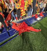 Aproape de tragedie  O partidă din liga a 4-a spaniola a fost  abandonată , după ce gardul unei tribune s-a rupt!