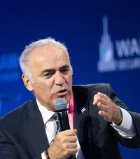 Mesajul lui Kasparov  Celebrul șahist rus îi îndeamnă pe români să voteze  împotriva lui Călin Georgescu , în turul 2 al alegerilor prezidențiale