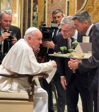 Varga, la Vatican Patronul echipei  CFR Cluj  s-a întâlnit cu Papa Francisc. Cadoul oferit Suveranului Pontif: „Dumnezeu m-a ajutat”