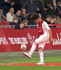 Show pe „Johan Cruyff Arena”  Un junior al lui  Ajax  i-a uimit pe jucători și a întârziat startul meciului: 2.424 de atingeri ale mingii! Fotbaliștii s-au oprit să-l felicite