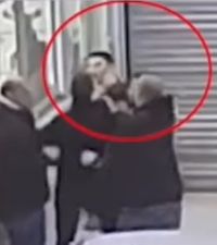 Lucescu, amenințat cu tribunalul  Un prim-plan al înregistrării video îl arată pe antrenor  luând de gât un suporter  al lui AEK