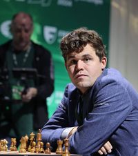 Compromis pentru Magnus Carlsen  Campionul mondial la șah,  reprimit  la World Rapid and Blitz Championship: „Cu siguranță joc în blugi”