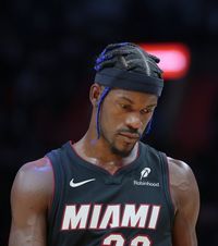 Butler le forțează mâna Starul lui Miami Heat cere să fie lăsat să plece oriunde altundeva: „Sunt fericit,  dar în afara terenului ”. Răspunsul ferm al echipei