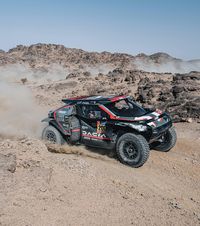 Dacia la Raliul Dakar  Echipajele conduse de super-piloții  Nasser Al-Attiyah și Sébastien Loeb , start spectaculos în regina competițiilor de anduranță