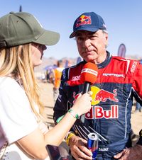 Raliul Dakar  VIDEO:  Carlos Sainz  s-a răsturnat  cu mașina. Imagini spectaculoase cu momentul în care mașina e repusă pe roți