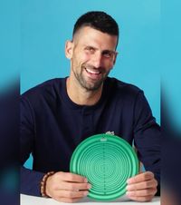 Arma secretă a lui Djokovic  Obiectul bizar adus de campionul sârb la Australian Open:  „Mi-l pun la cap, dispare durerea”