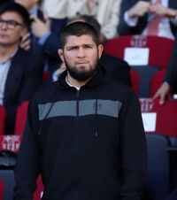 Dat jos din avion   Khabib Nurmagomedov,  fost campion în MMA, dispută cu însoțitorii de zbor: „Care a fost motivul? Nu sunt sigur”