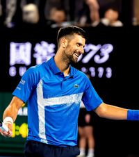 Djokovic, ca Steffi Graf  Dialog de la distanță între sârb și un fan, la finalul partidei de la  Australian Open:  „Îmi pare rău, prietene. Am o soție”😊