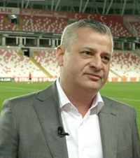 Răspunsul lui Varga  Finanțatorul de la CFR Cluj, replică pentru criticile lui Dan Petrescu:  „Treaba lui e să antreneze”