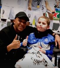 Gest de mare campion  Kylian Mbappe,  moment emoționant  alături de un mic fan Real Madrid, care suferă de o boală necruțătoare