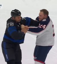 Bătaie în NHL  VIDEO .  Scene violente  pe gheață: și-au împărțit pumni aproape un minut