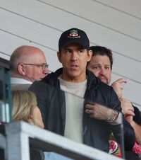 Planurile lui Ryan Reynolds  Proprietarul  Wrexham  vrea să mărească stadionul echipei sale » Ce meciuri vrea să găzduiască