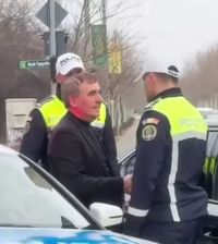 Hagi, tras pe dreapta   Poliția Română , surpriză de ziua „Regelui”: „Trăiți, un buletin, vă rog frumos”😂