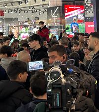 Scandări triviale în mall Zeci de copii au scandat  refrene vulgare, rasiste și homofobe  la un eveniment public cu Tavi Popescu. Fotbalistul a intervenit