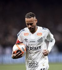 Neymar, spectaculos, dar ineficient  A jucat doar 67 de minute în meciul  Corinthians - Santos 2-1.  Primul eșec de la revenirea superstarului în Brazilia