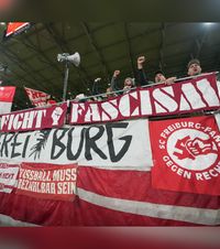 Tot mai mult rasism în Bundesliga   În Germania,  ascensiunea dreptei politice  se vede pe stadioanele de fotbal