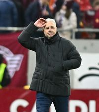 Șumudică acuză FCSB  Antrenorul insinuează că jucătorii campioanei  s-ar dopa : „Sunt semne de întrebare pentru mine” » FCSB: „Cât de idiot să fii?”