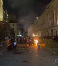 AU „APRINS” ULTRAȘII PROTESTUL?  Scene violente în București:  petarde, pietre, o mașină răsturnată  » Ce spune Jandarmeria despre implicarea galeriilor