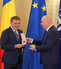 Hagi, decorat VIDEO. „Regele” a primit Ordinul Național  „Steaua României”.  Antrenorul, foarte emoționat: „Am muncit 50 de ani pentru acest moment”