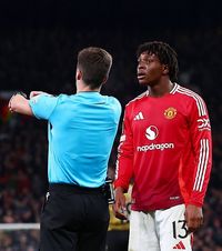 Moment bizar în Europa League Fundașul lui Manchester United a insistat ca arbitrul  să nu acorde penalty  pentru echipa sa » Reacția lui Amorim