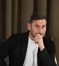 Italia contra Totti Scandal uriaș:  simbolul Romei se duce la Moscova.  „Rămâi pe partea dreaptă a istoriei!” » Cine l-a chemat în Rusia