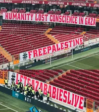 „Palestina liberă”  Suporterii lui Galatasaray au împânzit stadionul cu bannere, înaintea meciului  Turcia - Ungaria