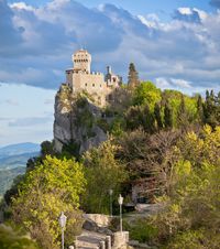 Poveste romantică, paradis fiscal  Unde va juca naționala României:  San Marino  e un loc contrastant, un peisaj de Game of Thrones prosper grație fiscalității