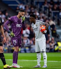 Pariu cu Vinicius  Portarul Valenciei  a apărat penalty-ul brazilianului , dar n-a primit banii: „Trebuia să plătească după meci”😁