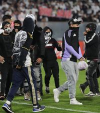 Interziși pe stadion timp de 18 ani Sancțiuni dure după  Colo Colo - Fortaleza , meci suspendat după ce suporterii au invadat terenul