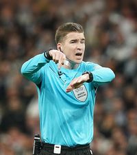 Se poate mult mai rău!  Ce a pățit un   rival al lui Istvan Kovacs pentru finala Ligii,  contestat dur după gafă cu VAR