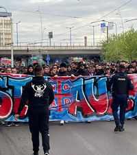 „Ne instigă, îl batem și după aia...”    Jurnalist amenințat  de liderul galeriei FCSB și de alți ultrași! Jandarmeria a intervenit imediat